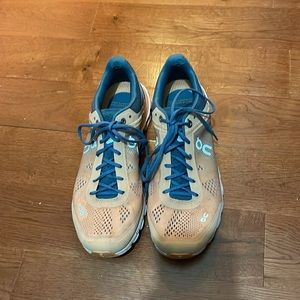 On cloudflow women’s running shoes